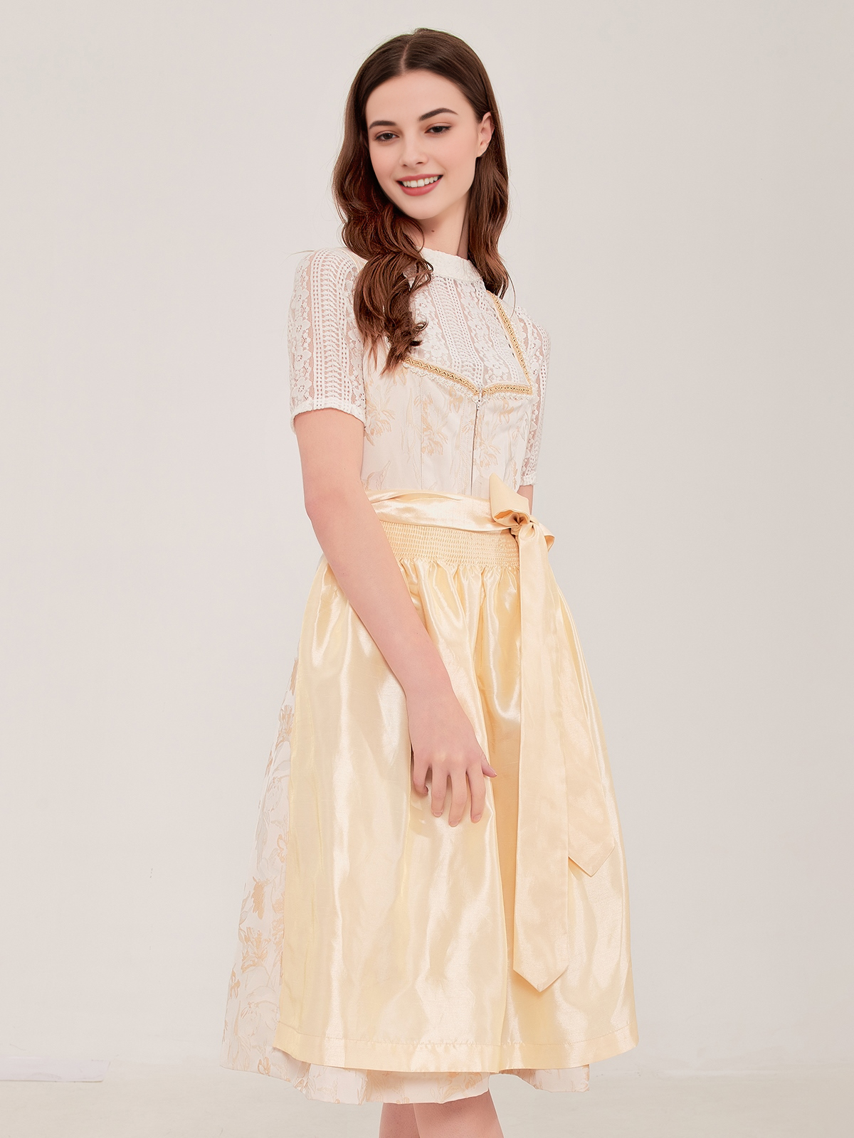 Lila Dirndl mit gelber Schürze