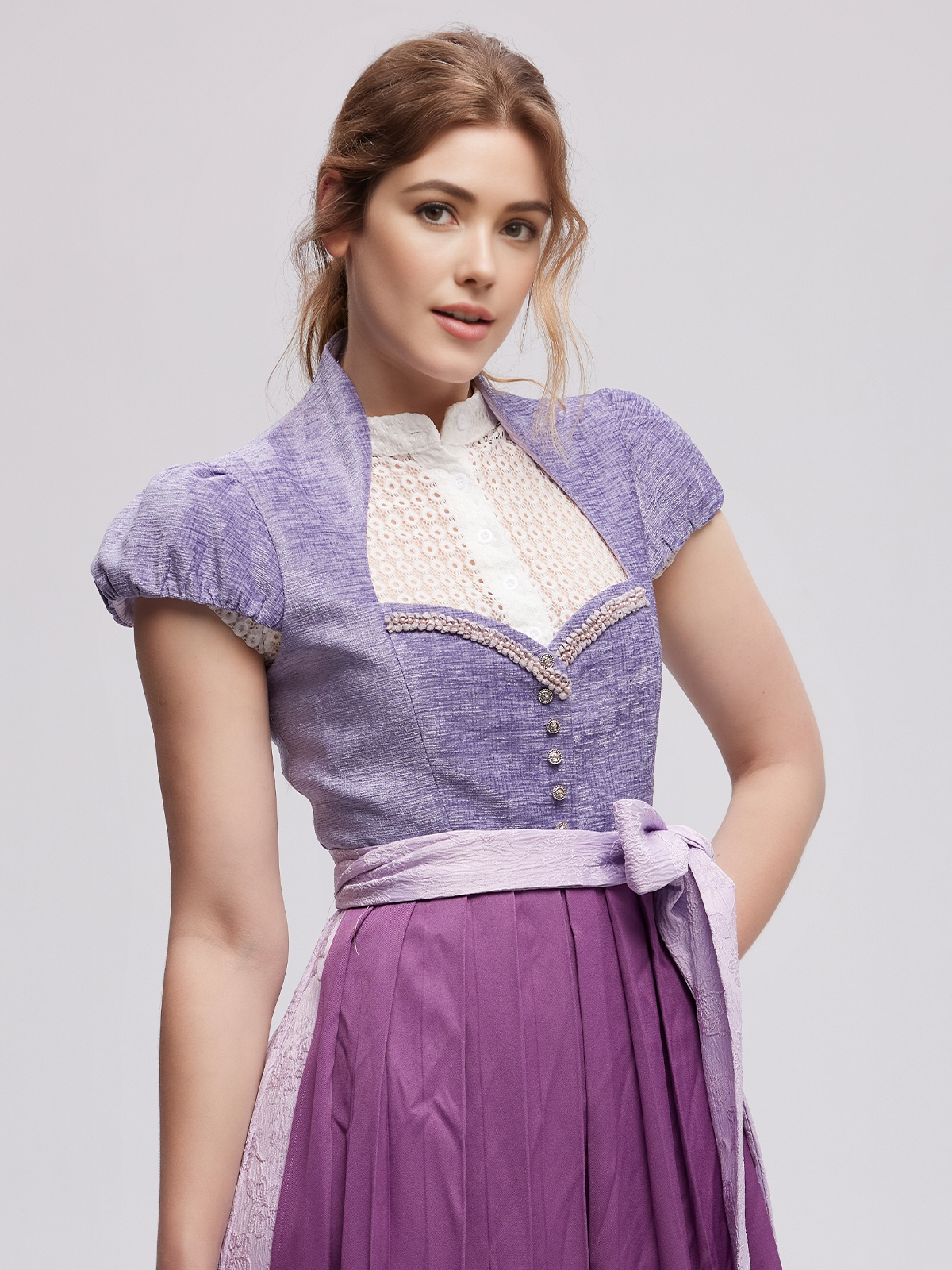 Modernes Dirndl Grün in urbanem Setting