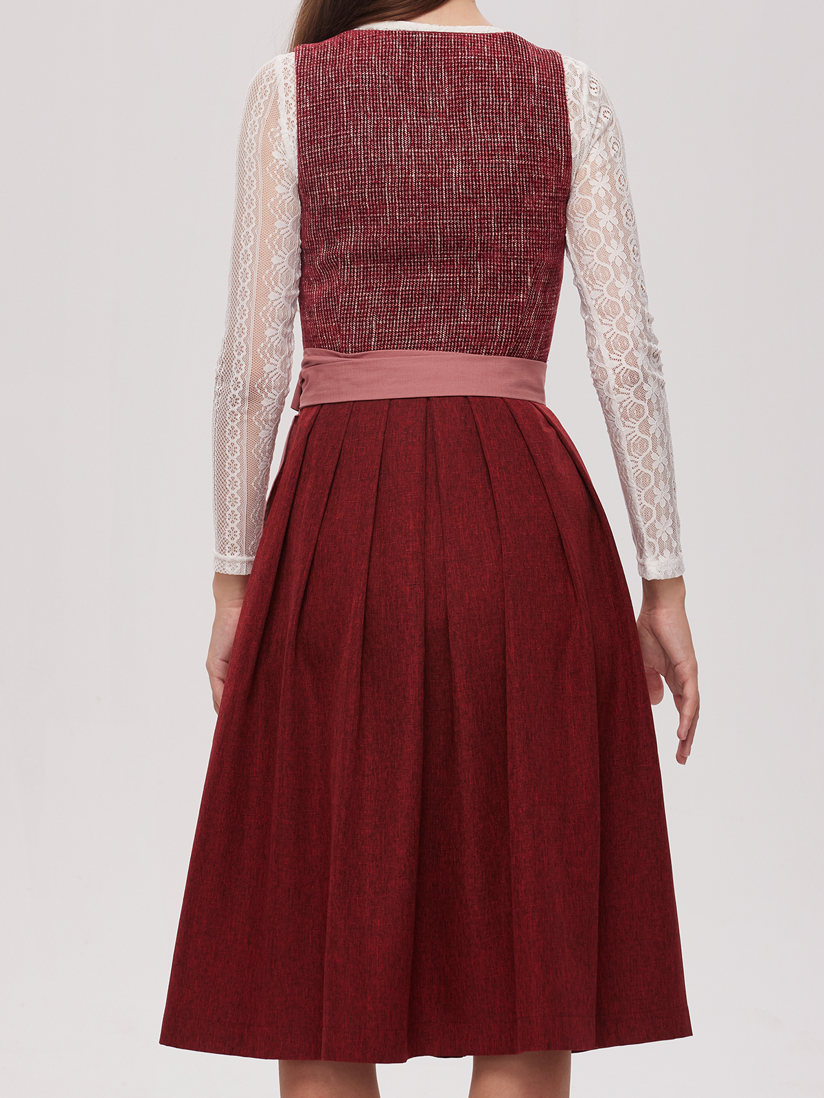 Modernes Dirndl in Rot mit figurbetonter Silhouette