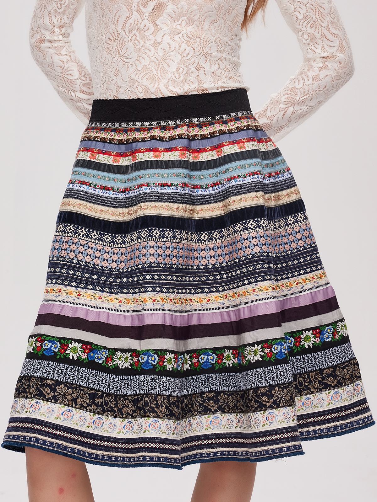 Modernes Dirndl in Blau – perfekt für urbane Outfits