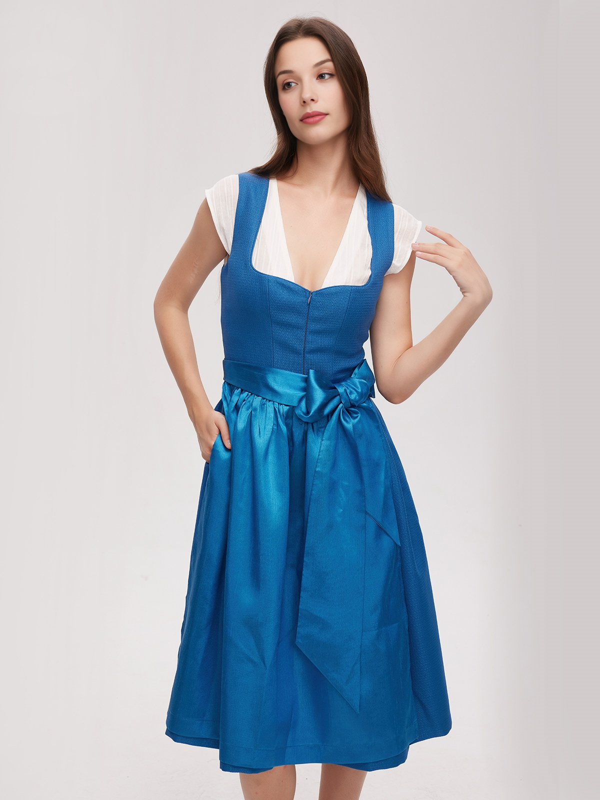 Elegantes Länge Dirndl in Blau